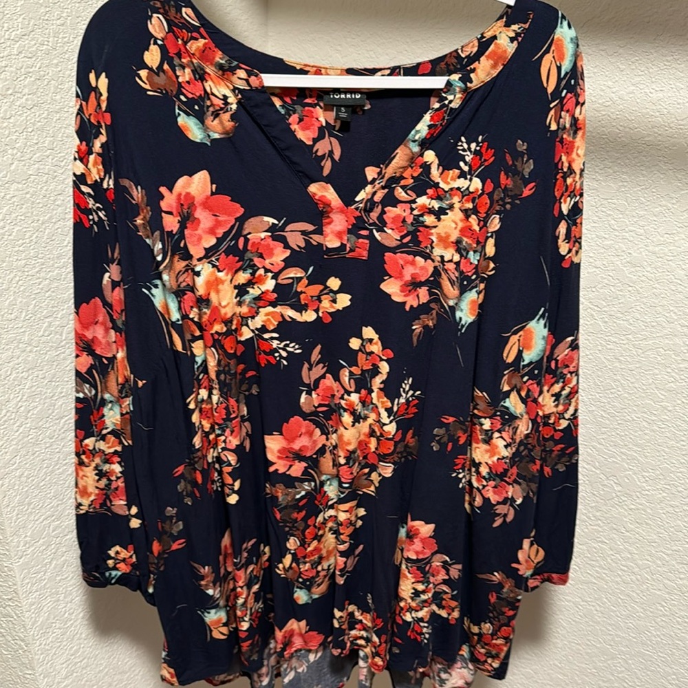 Torrid navy and floral 3/4 length blouse size 5